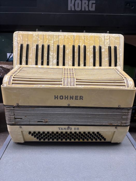 Acordeon Hohner Tango 2B cu 80 de basi