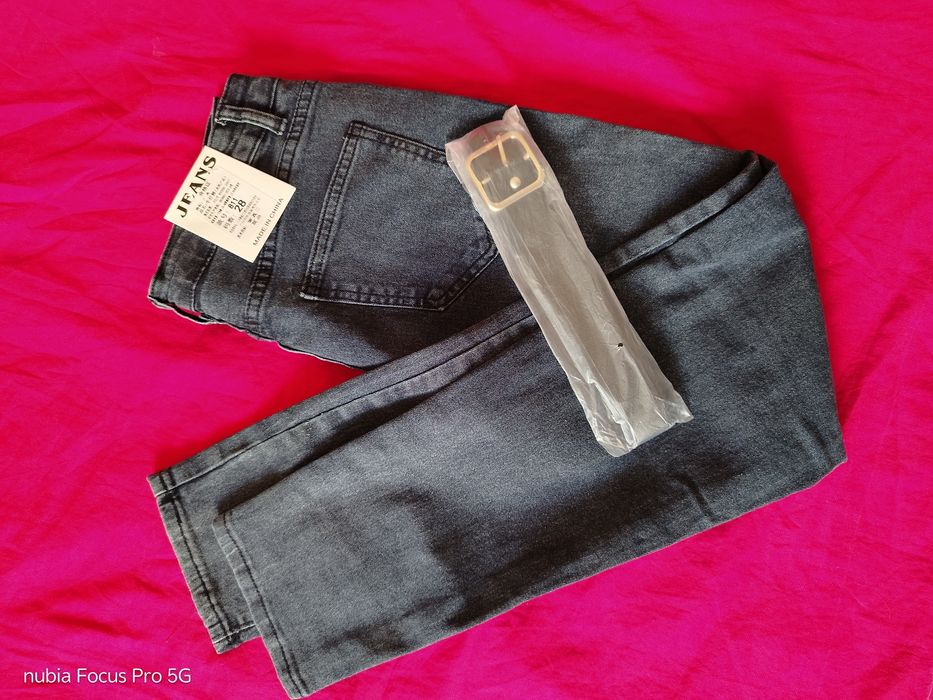 Джинсы с ремешком