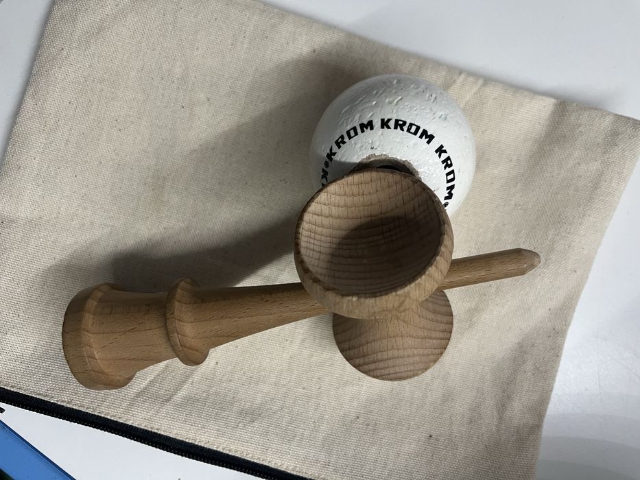 Kendama krom pop ( sticky clear)