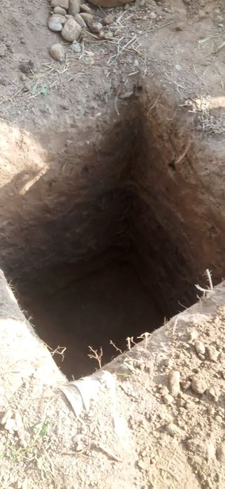 Копаем  траншей  землю ямы траншею