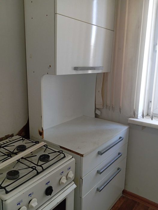 Кухонный шкаф и стенку