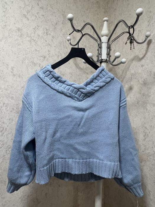 свитер голубого цвета