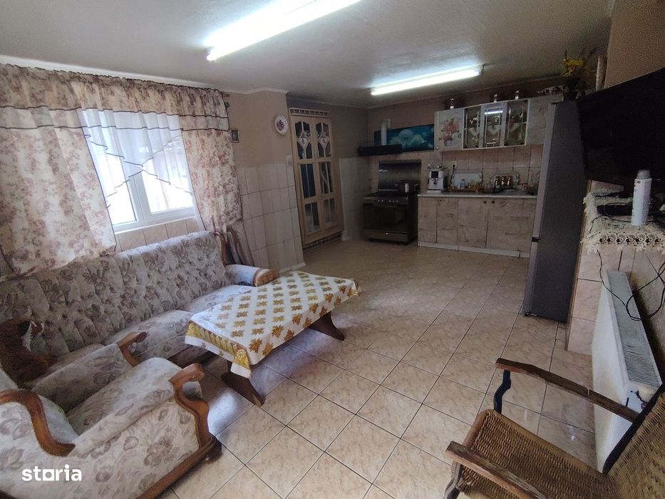 Casa mare și draguta în zona Parneava