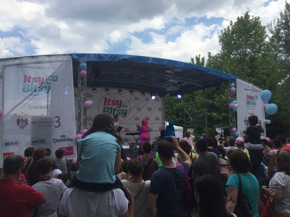 Scena mobila 8x6 m, montare/demontare rapida