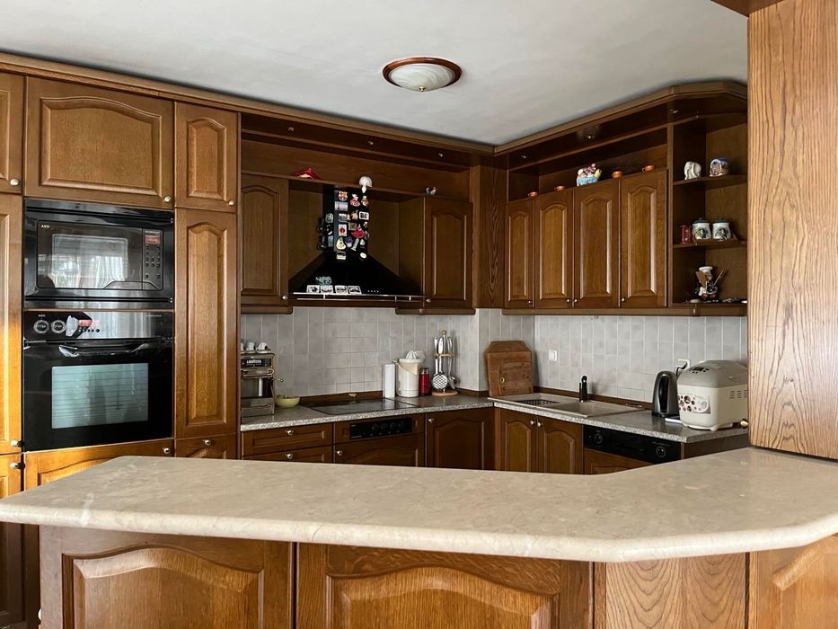 Гръцка кухня( 5,4 м.) с бар (1,8 м.) с  врати от масивна дъбова рамка