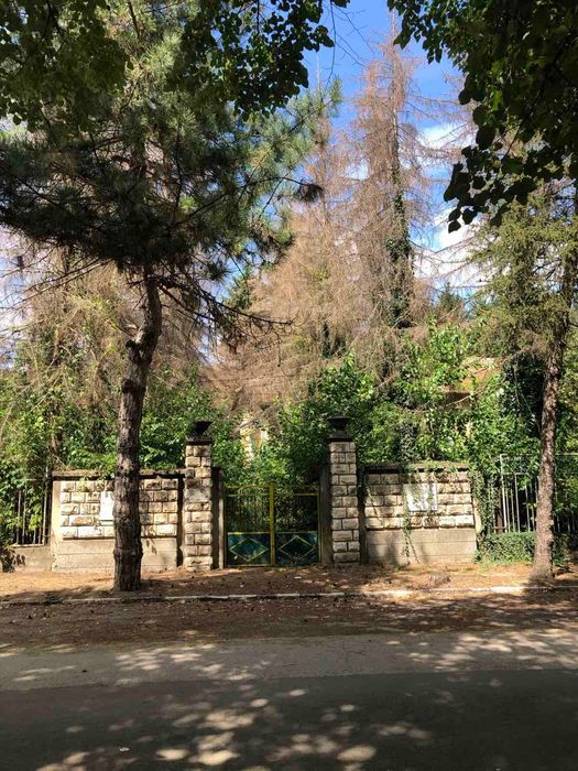 Самостоятелен имот (бивше училище)