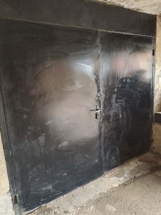 Продавам метална гаражна врата 240х230