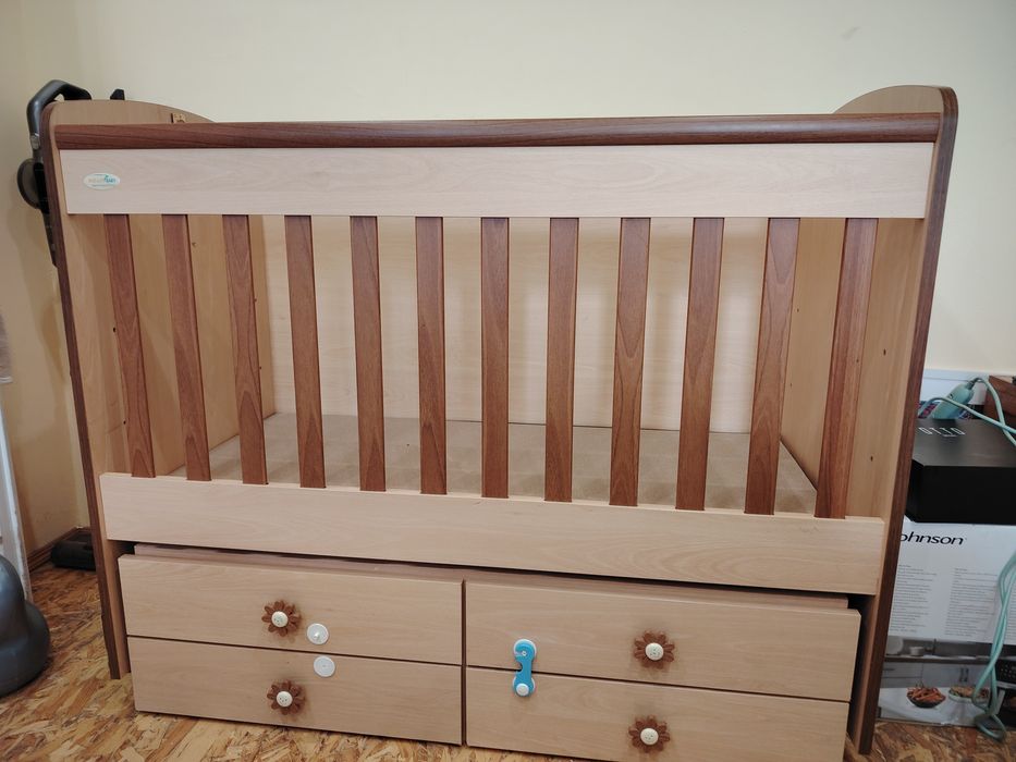 Продавам креватче