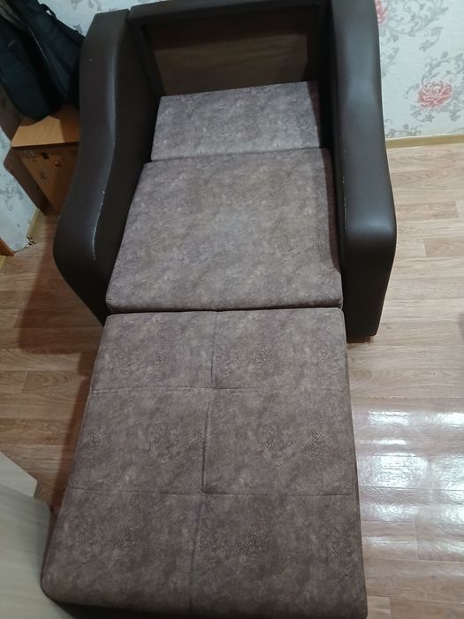 Кресло кровать,кожаный.