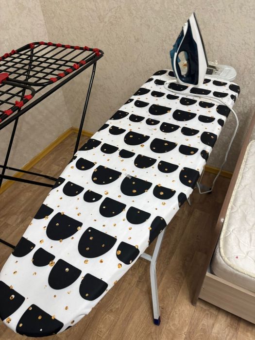 Гладильная доска с утюгом