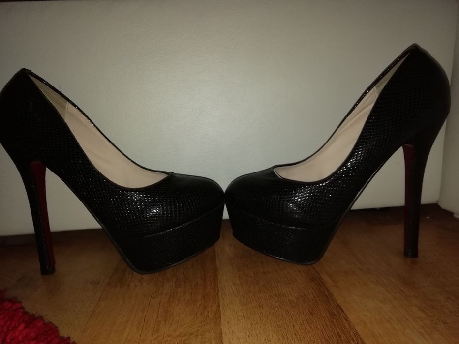 Pantofi negri și bleumarin, diferite modele