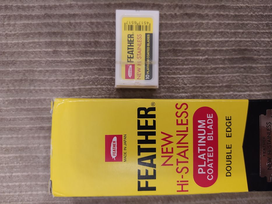 Продам лезвия Feather
