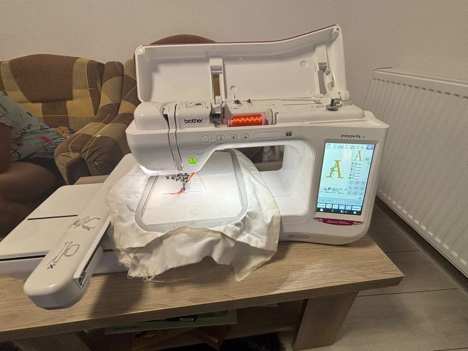 Mașină de brodat Brother Innovis V3