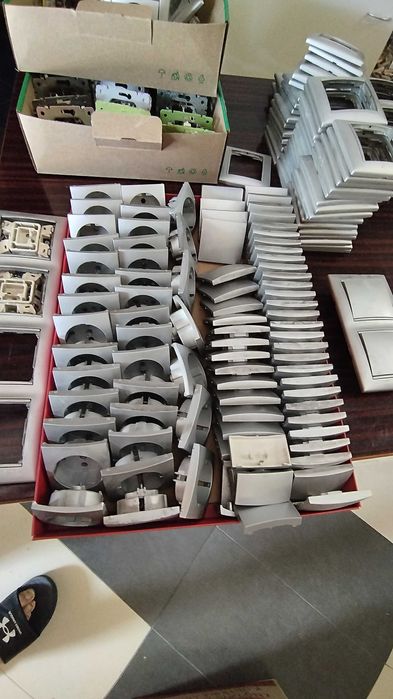 Контакти и ключове LEGRAND еднополюсни девиаторни и сериен