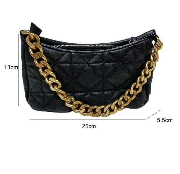 Стилна черна ватирана чанта със златиста дръжка тип едър синджир