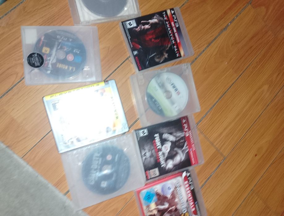 Vând PS 3 cu o maneta și diferite jocuri