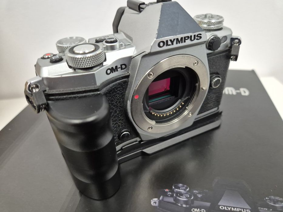 Olympus OMD EM5 MKII + Olympus  45MM/F1.8 + външна светкавица