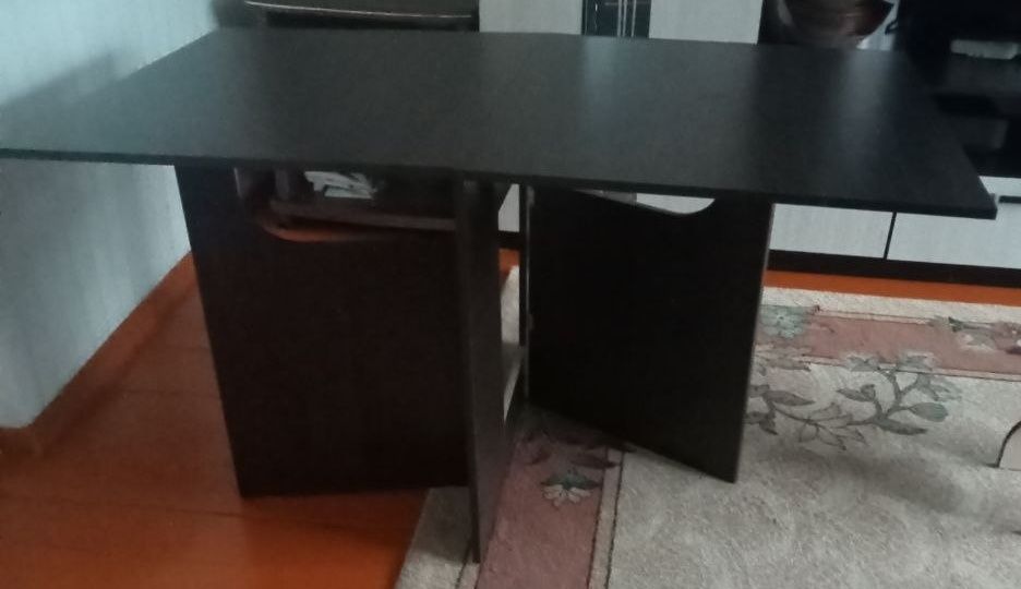 Продам обеденный стол книжку