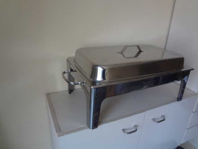 Голяма иноксова тава с капак и стойка