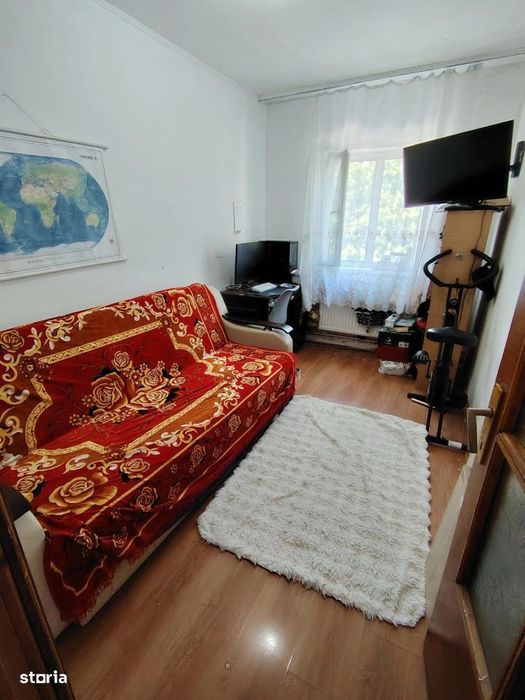 Apartament 3 camere decomandat, zona Calarasilor, etaj 2.
