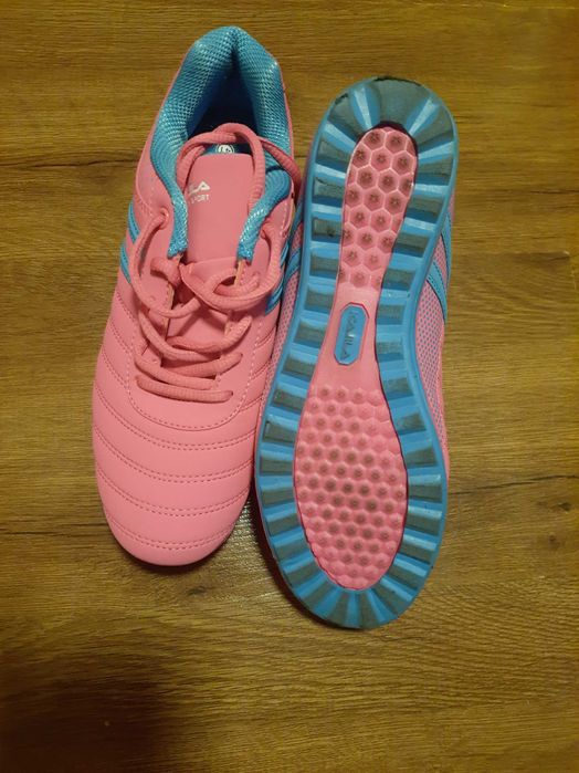 Продам женские кроссовки