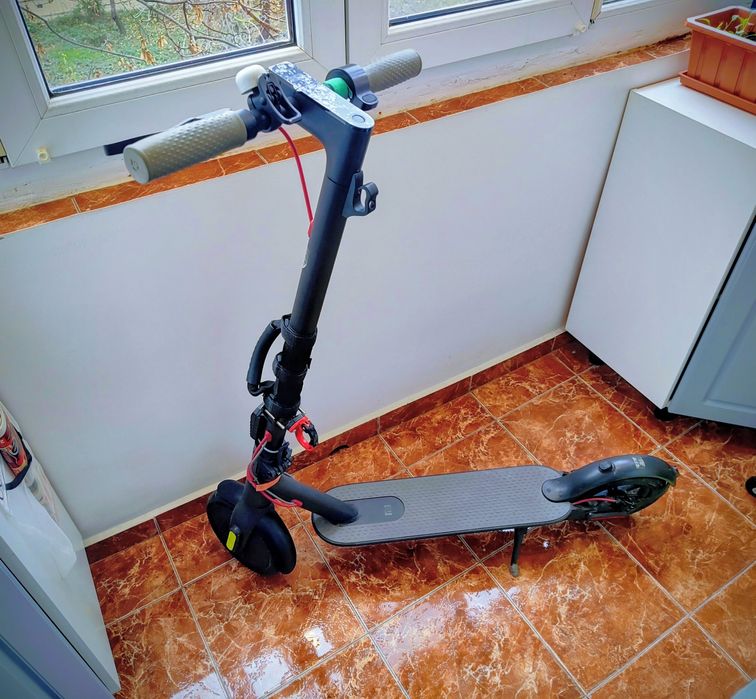 trotineta electrică Xiaomi M365, rulaj 1380 km, viteza 25km/h