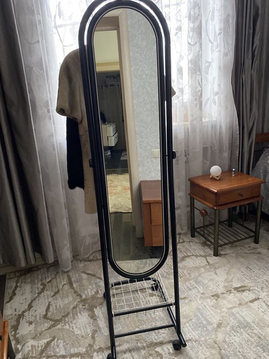 Продам напольную вешалку с зеркалом