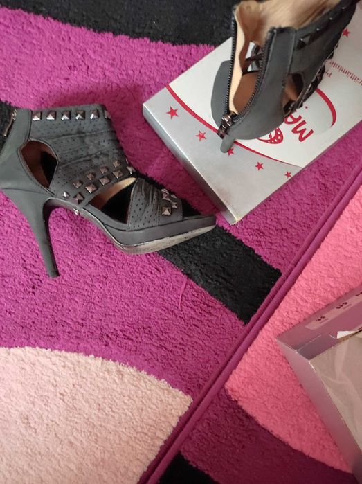 Sandale deosebite cu toc și detalii argintii,