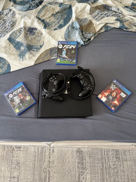PS4 Pro 1TB в отлично състояние + 2 оригинални джойстика + 3 игри, напълно готов за игра