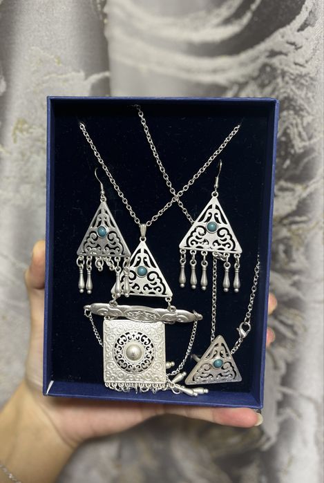 Красивый комплект:Кулон,серьги,кольцо,браслет.