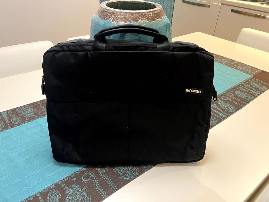 Geantă laptop INCASE, în stare ireproșabilă, ca nouă