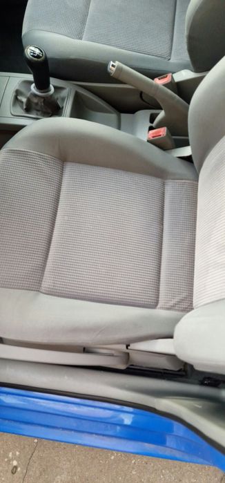 Curat și igienizez tapițerii auto