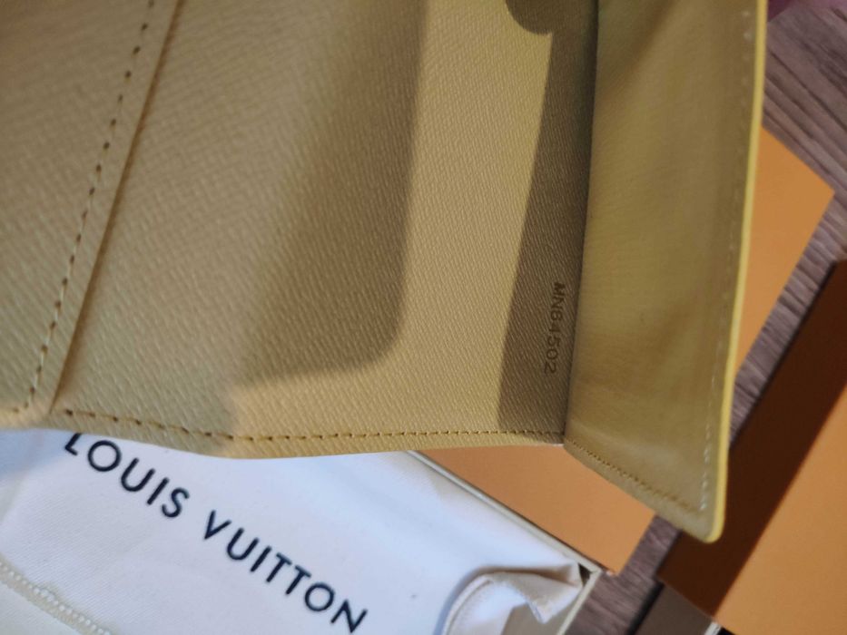 Стилно кожено портмоне / passport holder Louis Vuitton