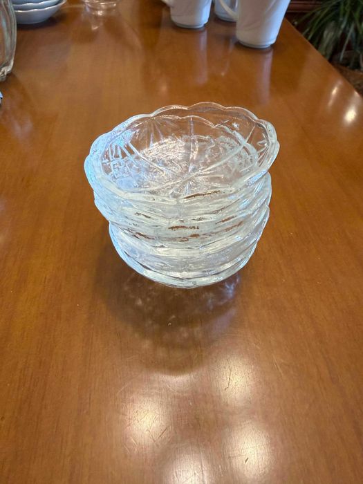 Различни видове стъклени чаши и чинии