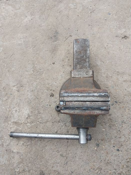 Продам тиски слесарные