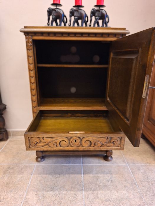 Винтидж шкаф с богата дърворезба