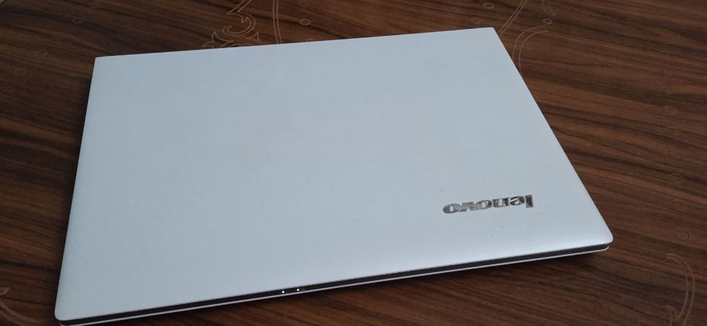 Lenovo IdeaPad Core i5 / 4GB RAM / videokartali / holati yaxshi