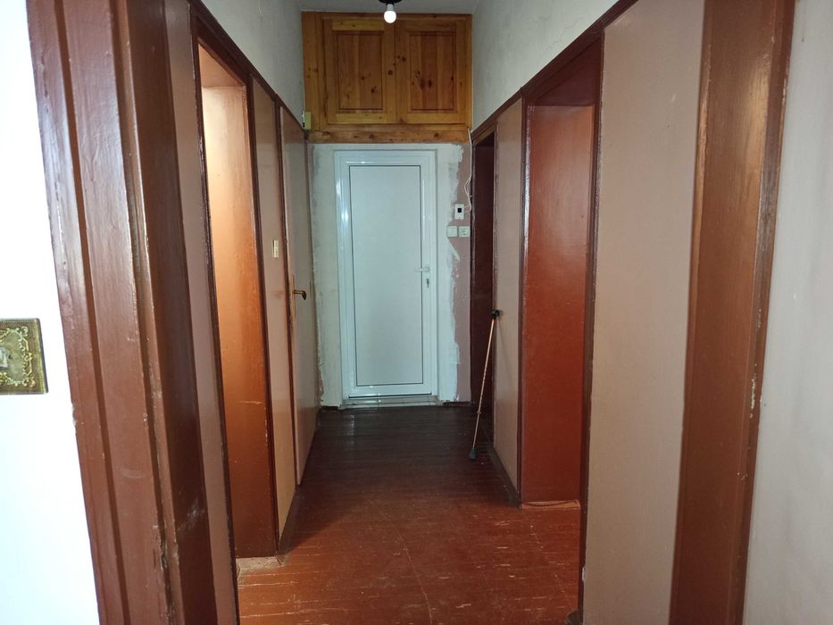 Продава  3-стаен апартамент, разположен в 3-етажна сграда  с усещане за къща, собствен вход и гараж в сърцето на Павлово