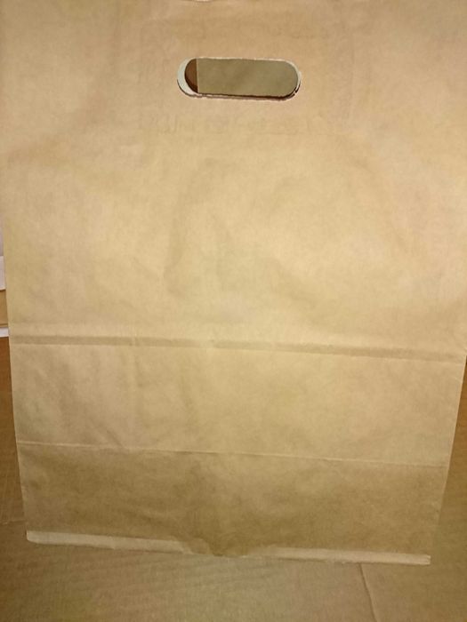Sacose-pungi hartie cu maner decupat 14x7x21 cm.