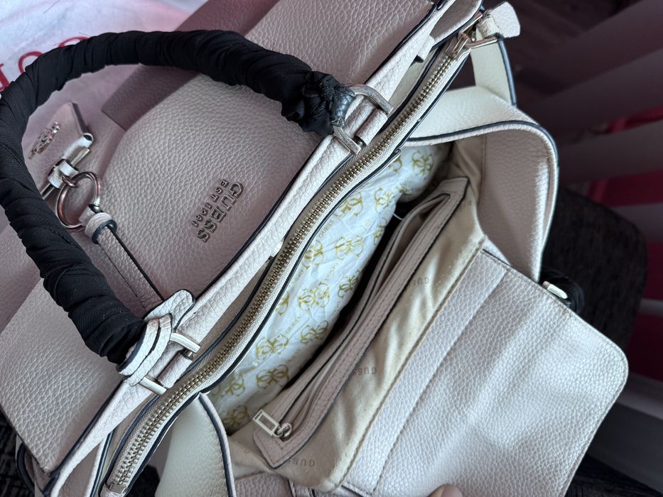 Дсмска чанта Guess