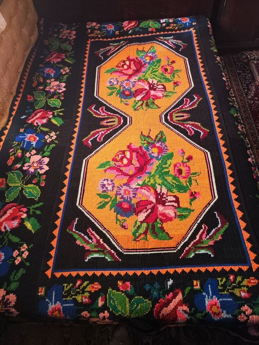 Vând cuverturi țesute manual