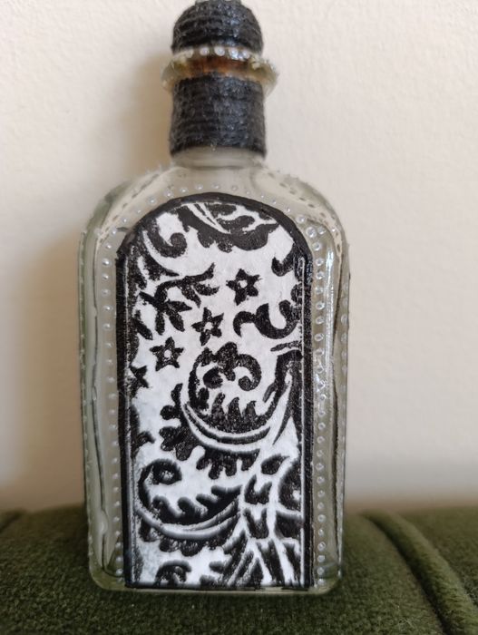 Продавам дамаджани шишета графа