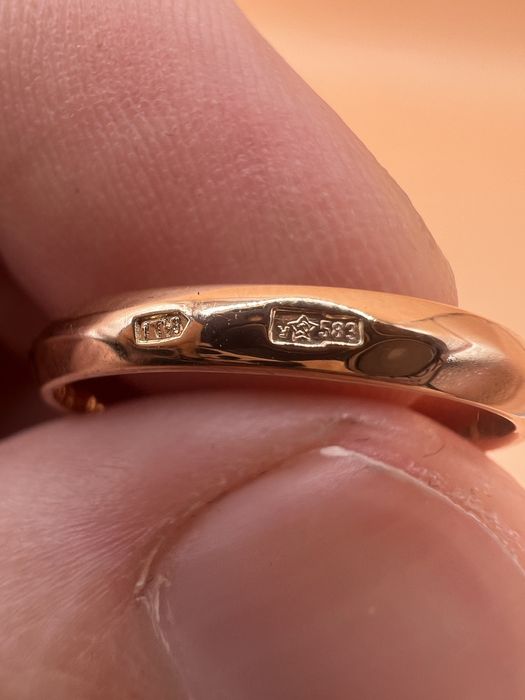 Продам золотое кольцо.