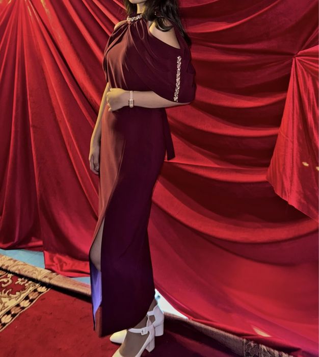 бордовый платье