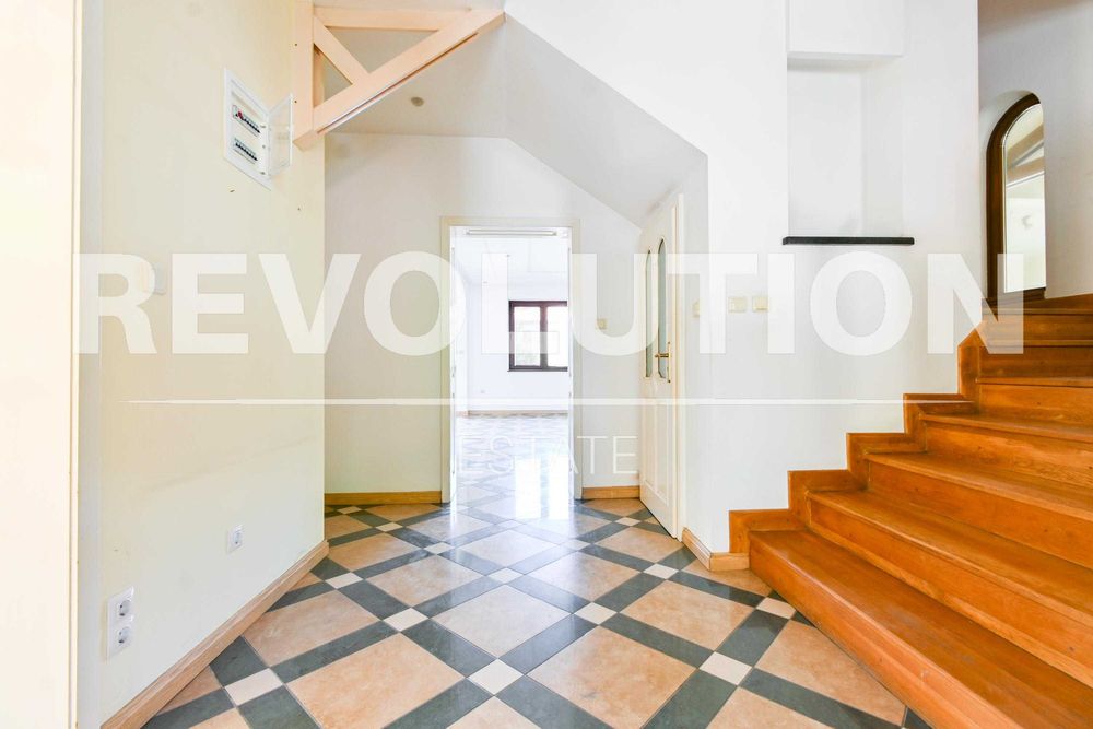 Къща на два етажа в гр. Банкя