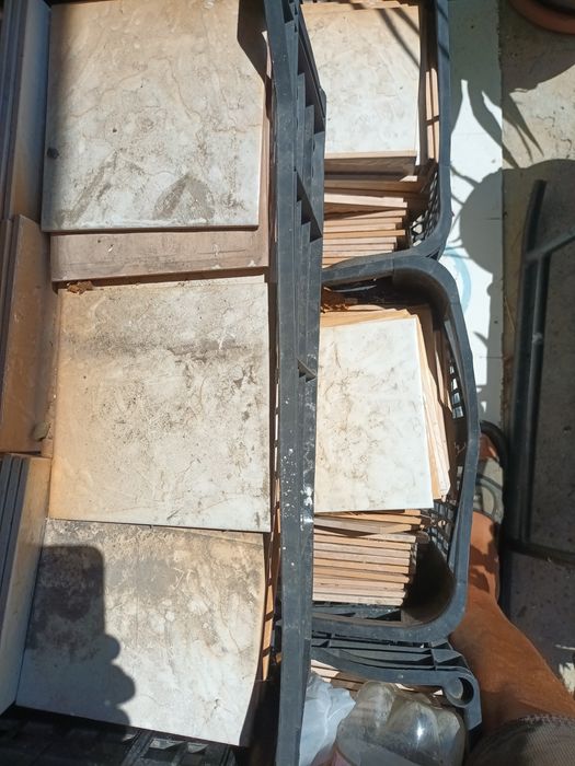 Vând 11,5 mp dimensiune 15x15 nouă. La un preț simbolic