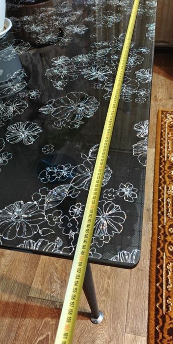 Продам стеклянный стол