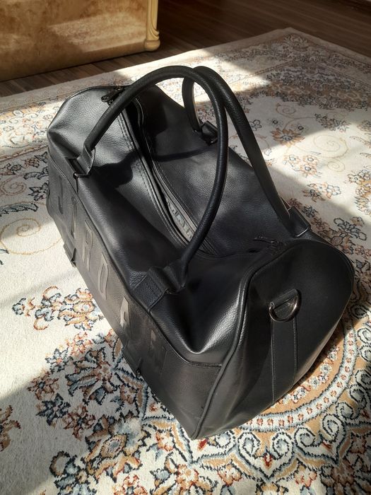 Спорт сумка.  Қара түсті.  Бірақ рет қолданған.