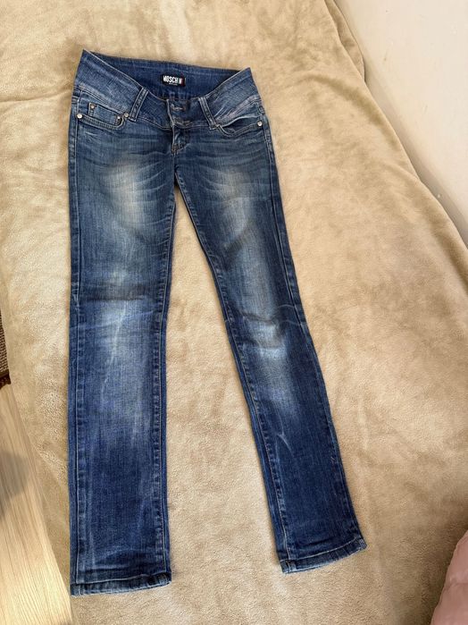 Дънки на марката MOSCHINO