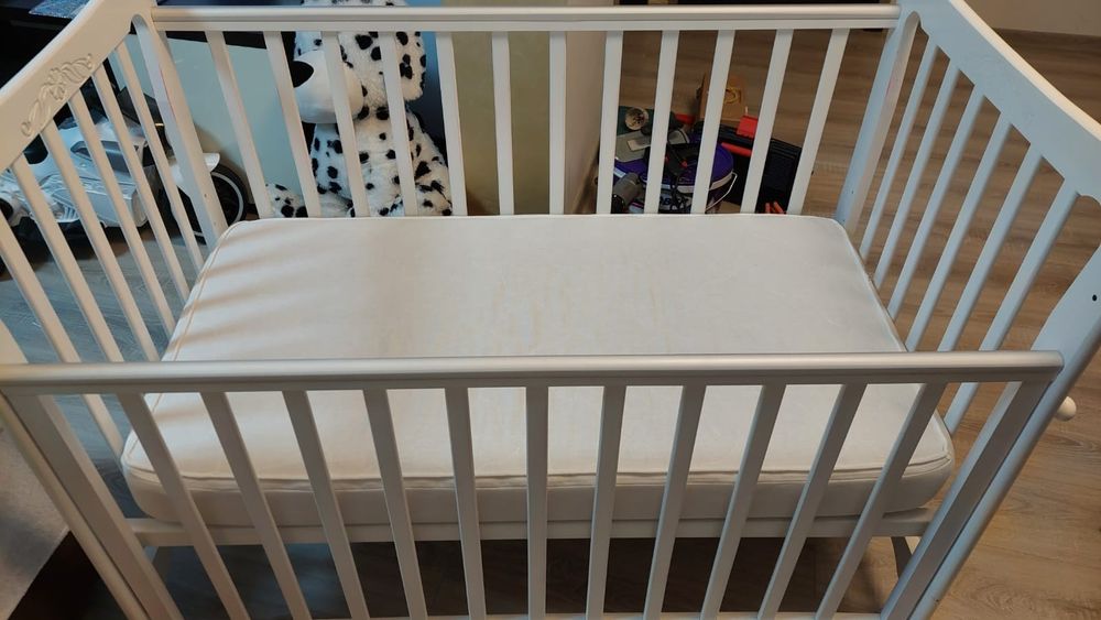 Pătuț bebe din lemn cu saltea inclusă